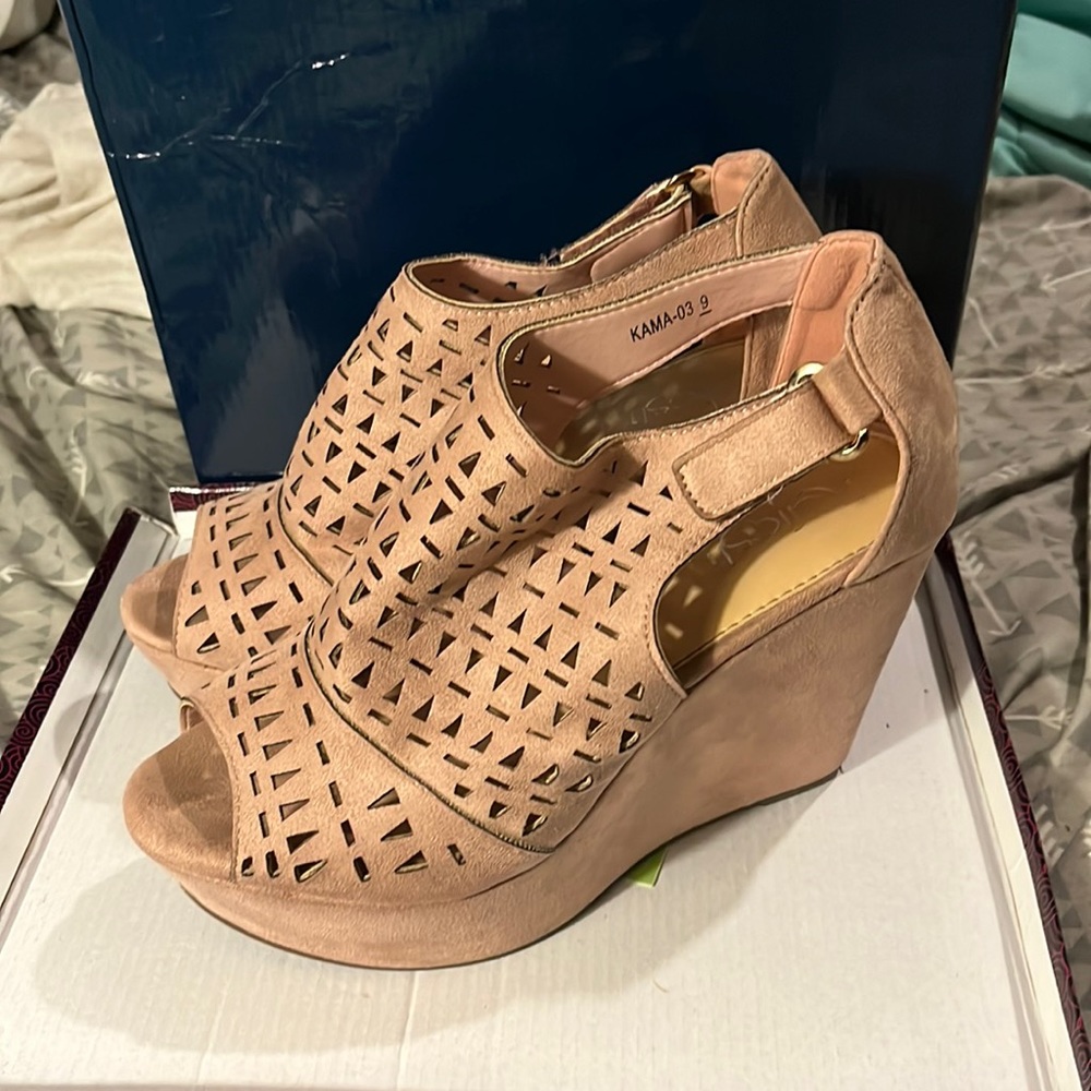 Refresh Size 9 Mauve 4 Inch Wedges,